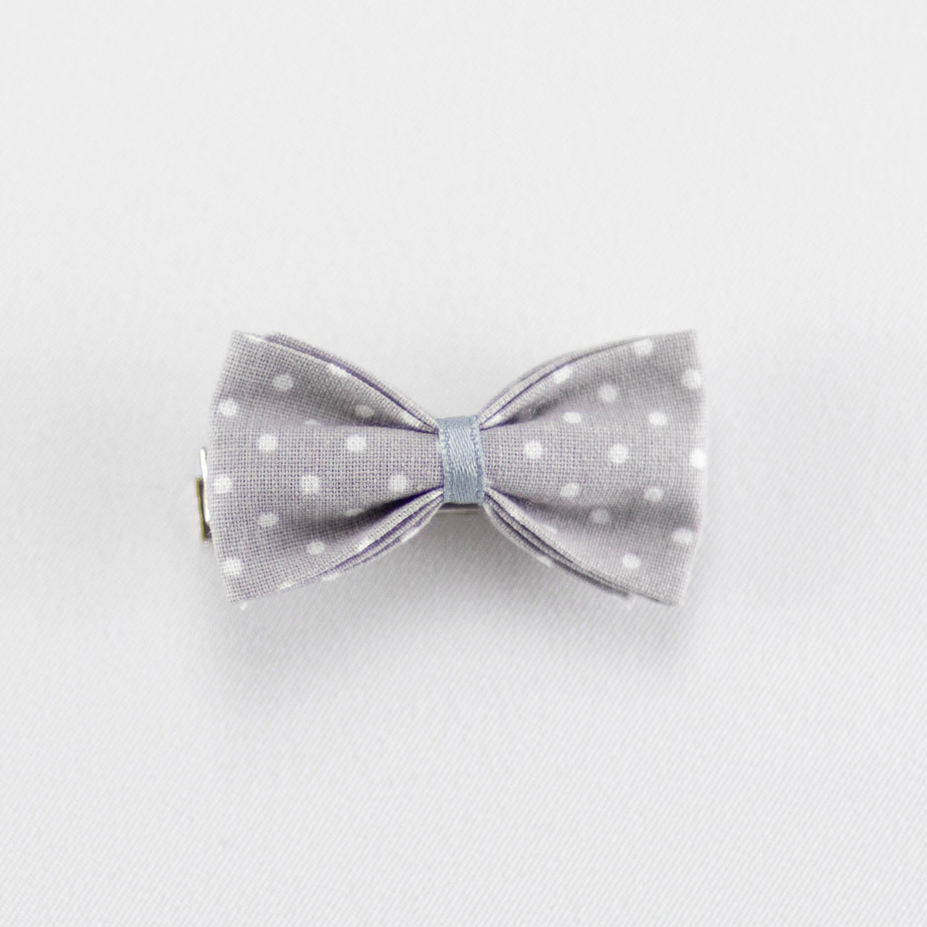 Grise pois blancs