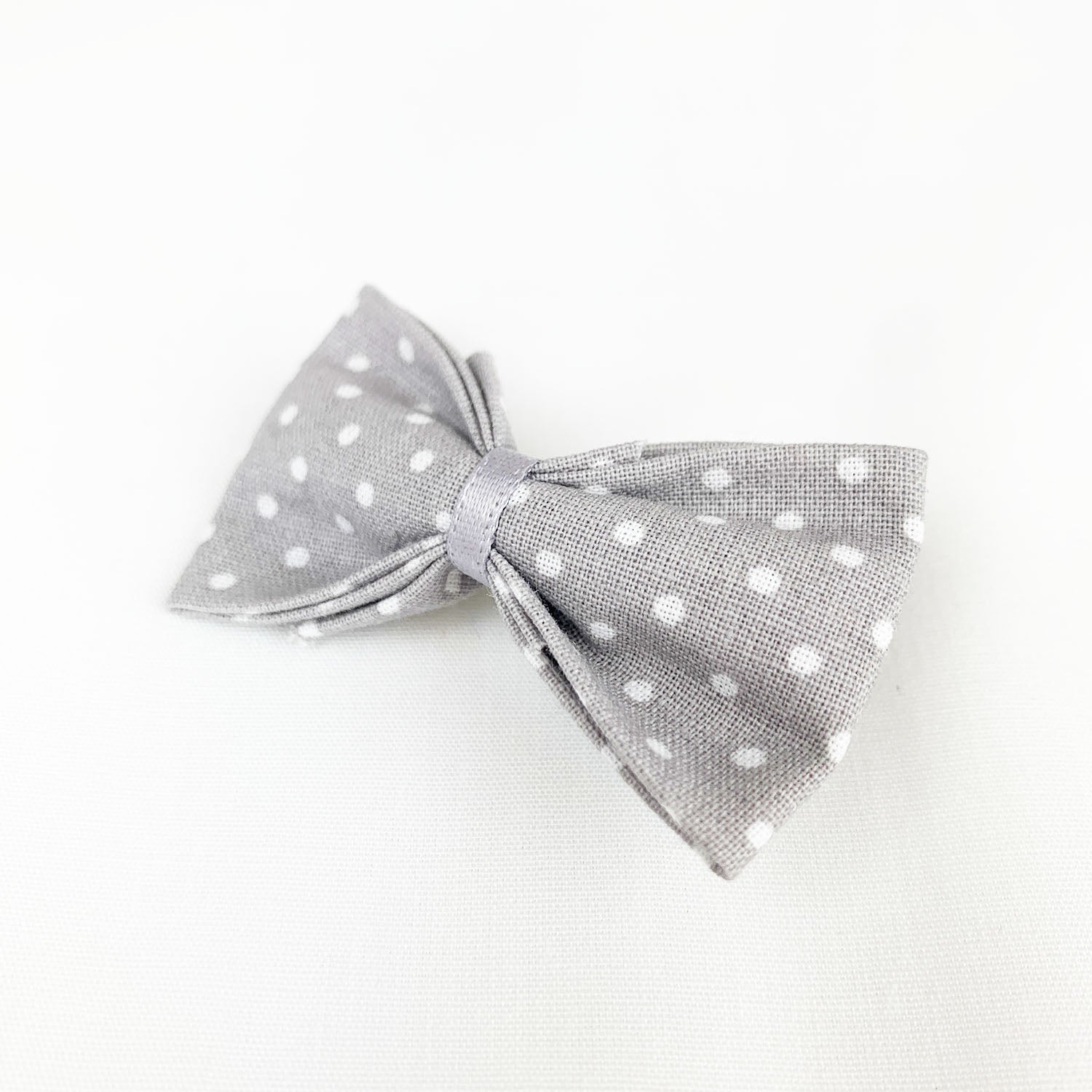 Grise pois blancs