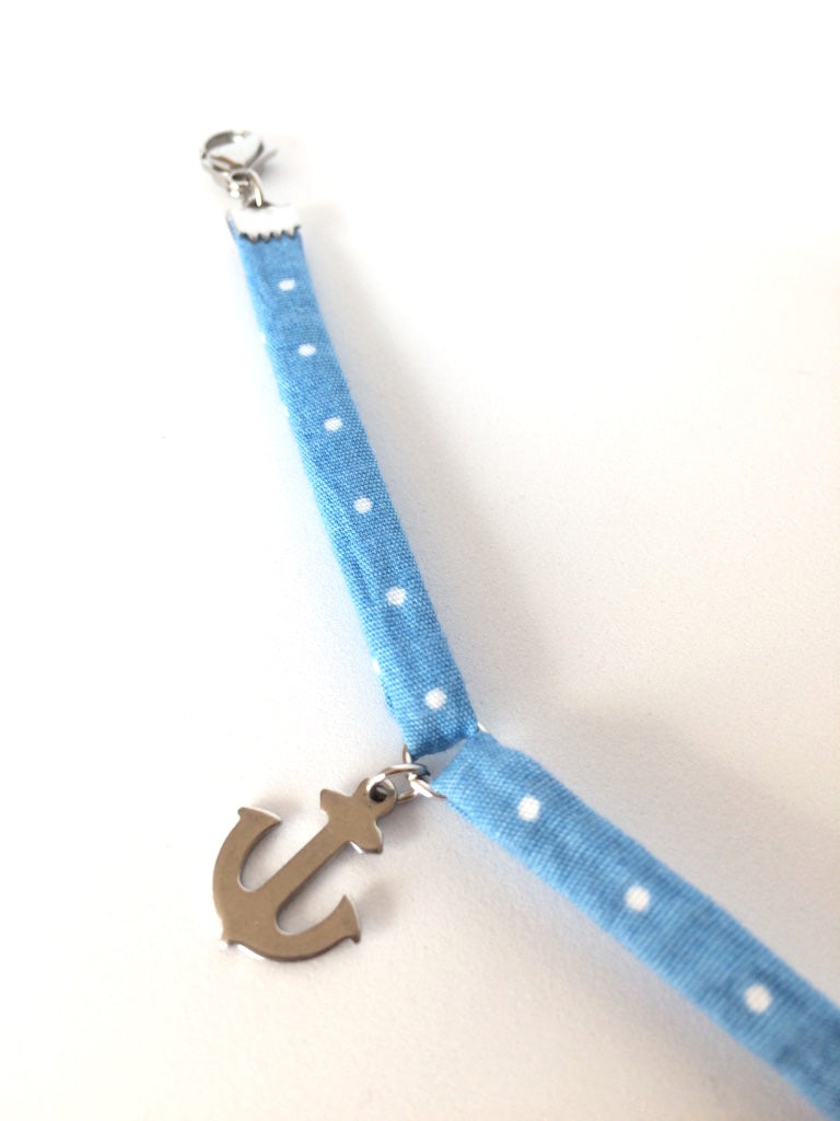 Bracelet pois blancs sur fond bleu